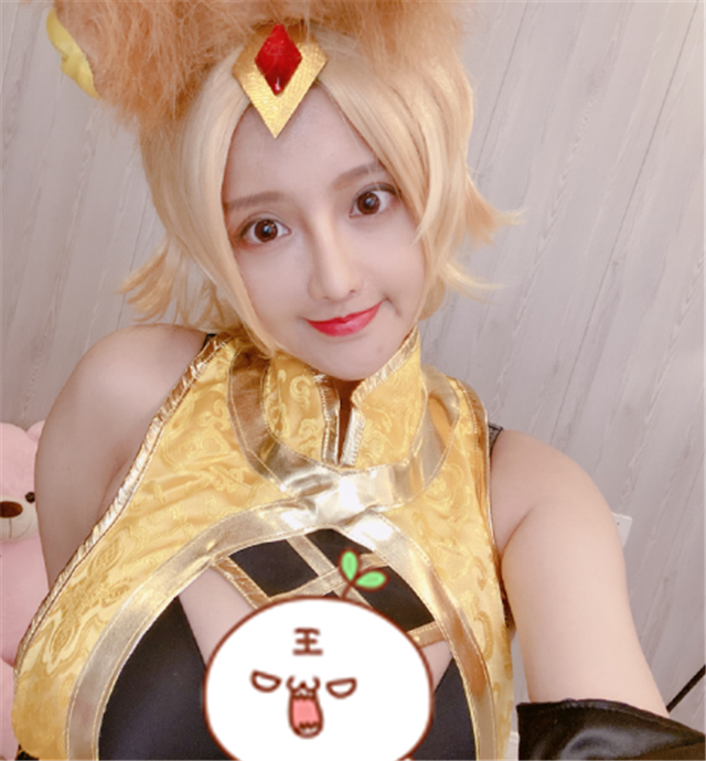 原创古阿扎cos妲己跳舞过程中道具差点脱落只好多次暂停重新戴上