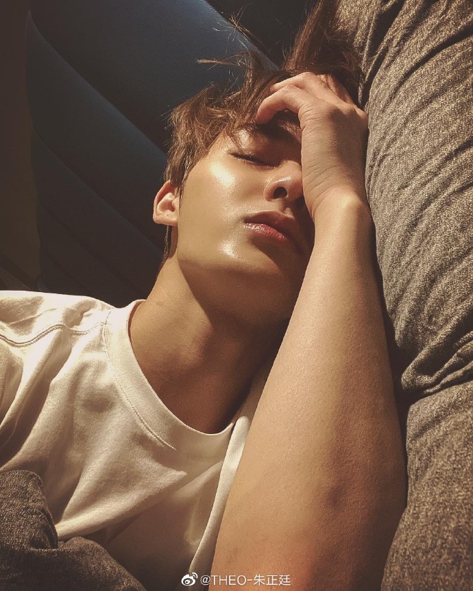 朱正廷清晨初醒晒帅气自拍 慵懒撩发养眼又心动