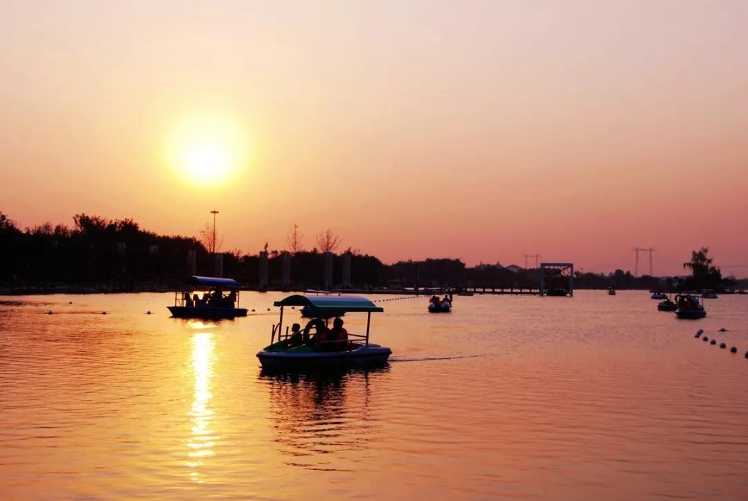 去红莲湖划一次船:约上小伙伴或者一家老小坐在小船上,吹着风,让自己