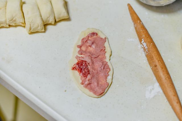 不用烤箱不用发面,1碗面粉1碗边角肉,做出层层叠叠烧肉饼!