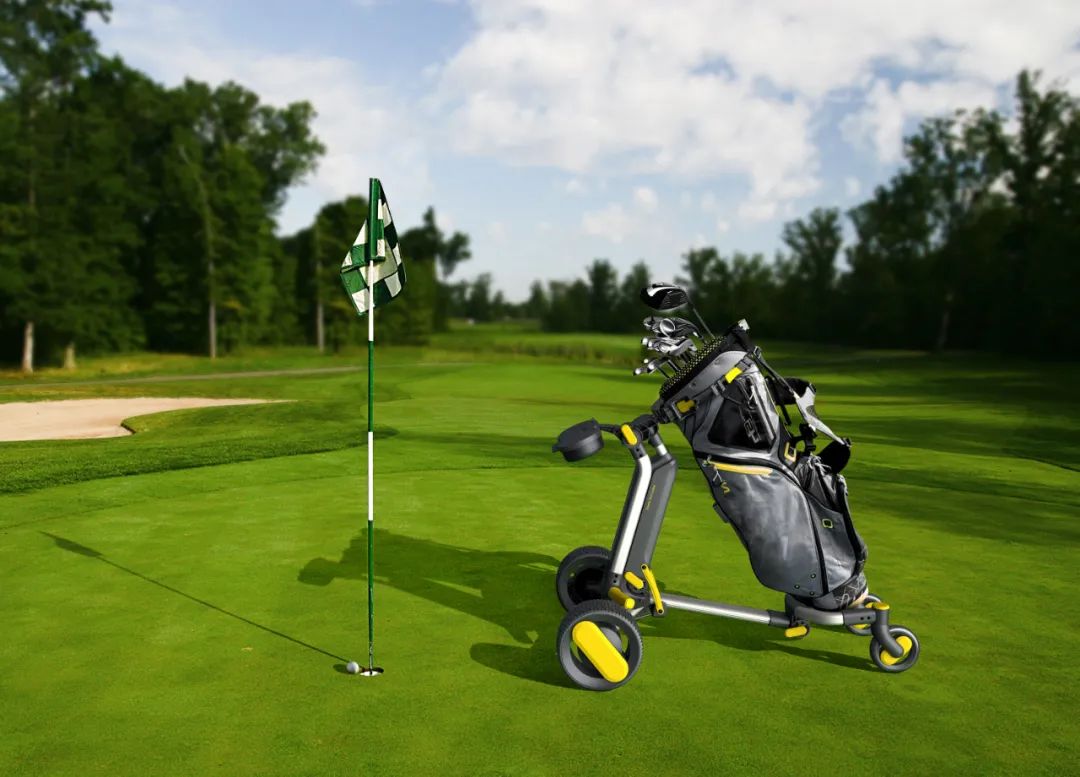 改变了传统高尔夫球包车取杆麻烦的问题.