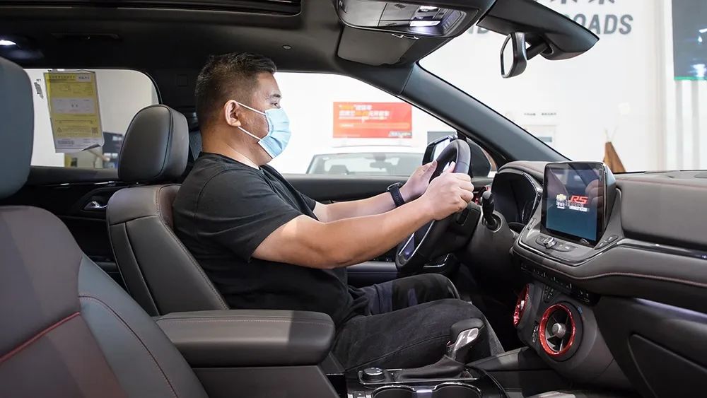 前排在空间上表现也十分出色,173cm的笔者在调整好正常驾驶坐姿后头部