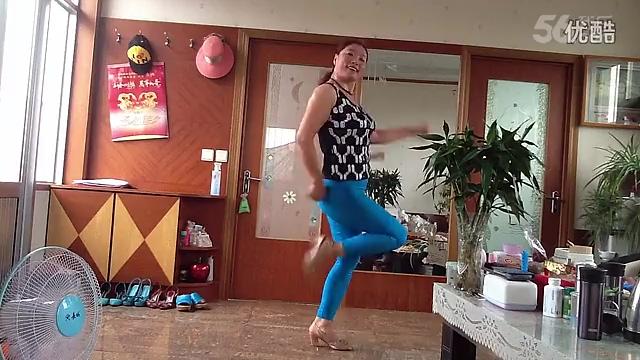 丰腴熟女蓝色紧身性感自拍l娜娜广场舞很有味道超清