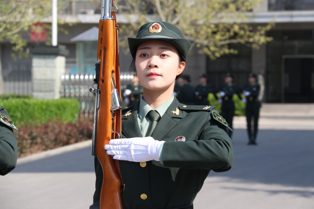 中国军人最美女兵的a面b面