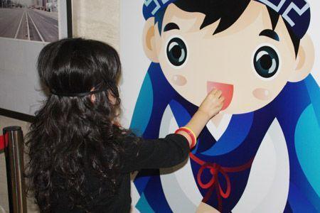 而另外一人只能通过语言进行协助,周围的队员可故意捣乱,诱使贴鼻子者