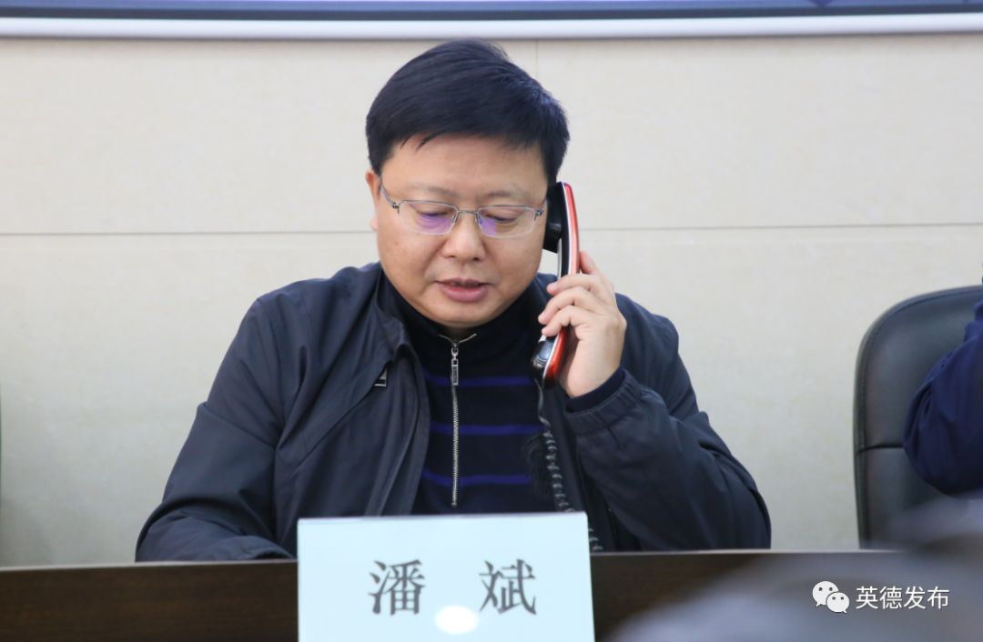 上午10:00,在12315热线开放日热线电话接听现场,英德市政府副市长潘斌