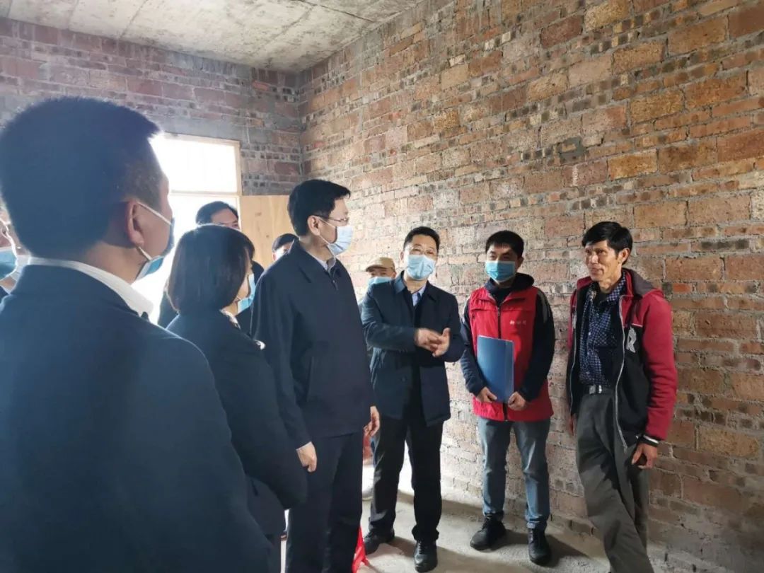 书记何辛幸到广西新华书店集团股份有限公司定点帮扶贫困村新安村调研