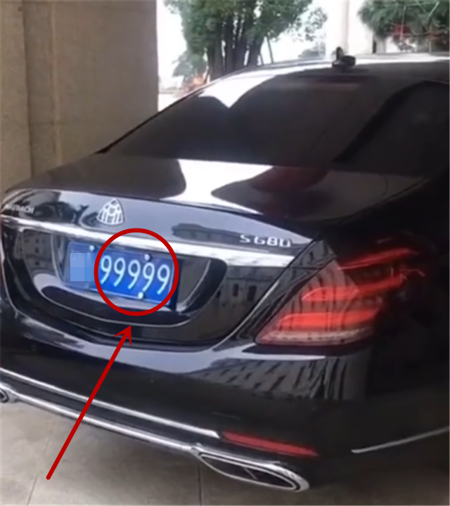 福州最有名的迈巴赫加价110万挂九五之尊牌牌就值7位数