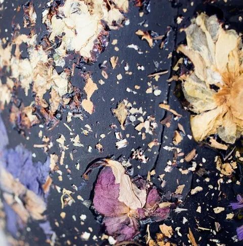 在午夜黑色中突出光泽,呈现戏剧效果的凋零黑暗之美