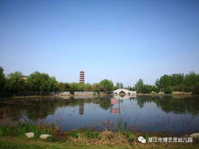 曹禺公園以紀念曹禺為主,集休閒,旅遊,娛樂,科普教育為一體的開敞式