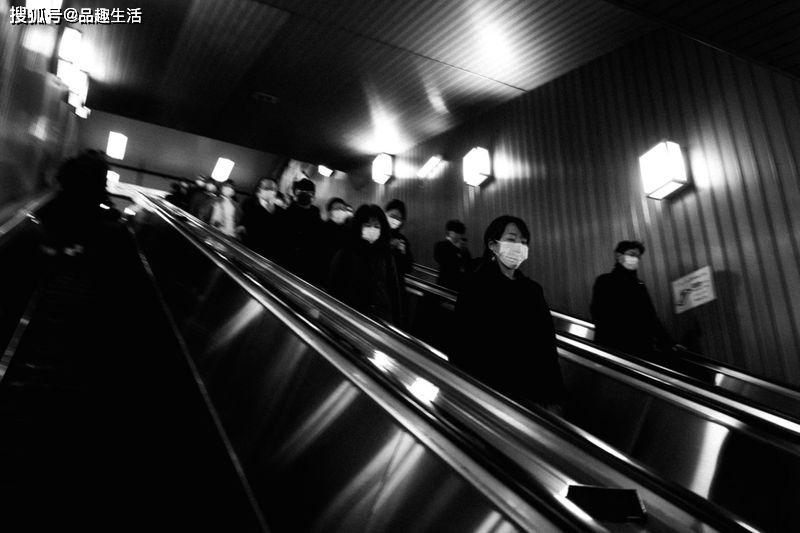 原创冠状病毒疫情下的东京一些令人不安的场景黑白视图