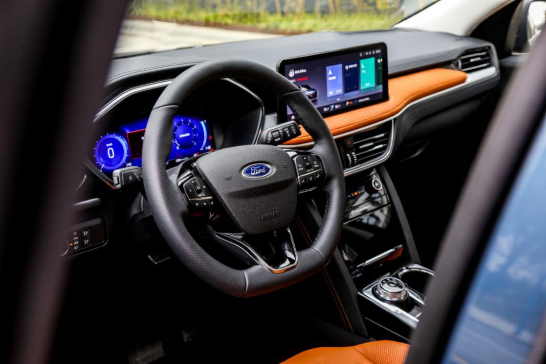 锐际的内饰设计也采用了福特最新的家族样式,对称式的布局相当规整.