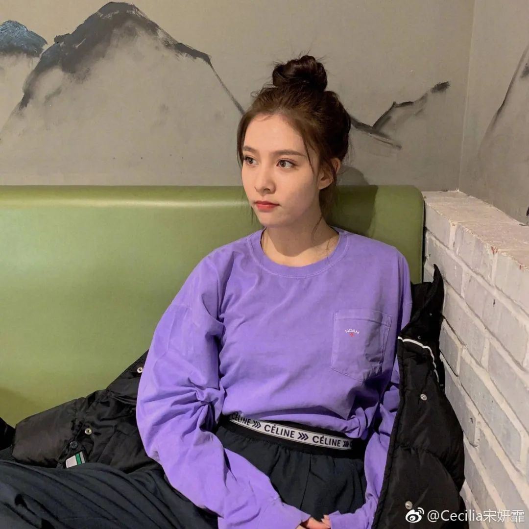 宋妍霏用紫色卫衣搭配运动裤,俏皮的丸子头整身就显得非常元气~怕显黑