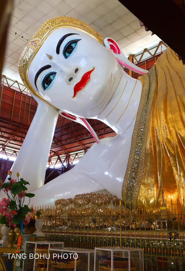 缅甸最大的卧佛像经历各种天灾后由坐佛变成卧佛眼睛由玉镶成