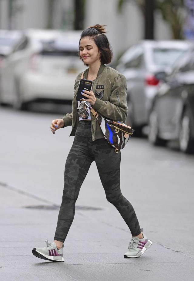 女星露西·海尔现身洛杉矶街头,她给人甜美的感觉_hale