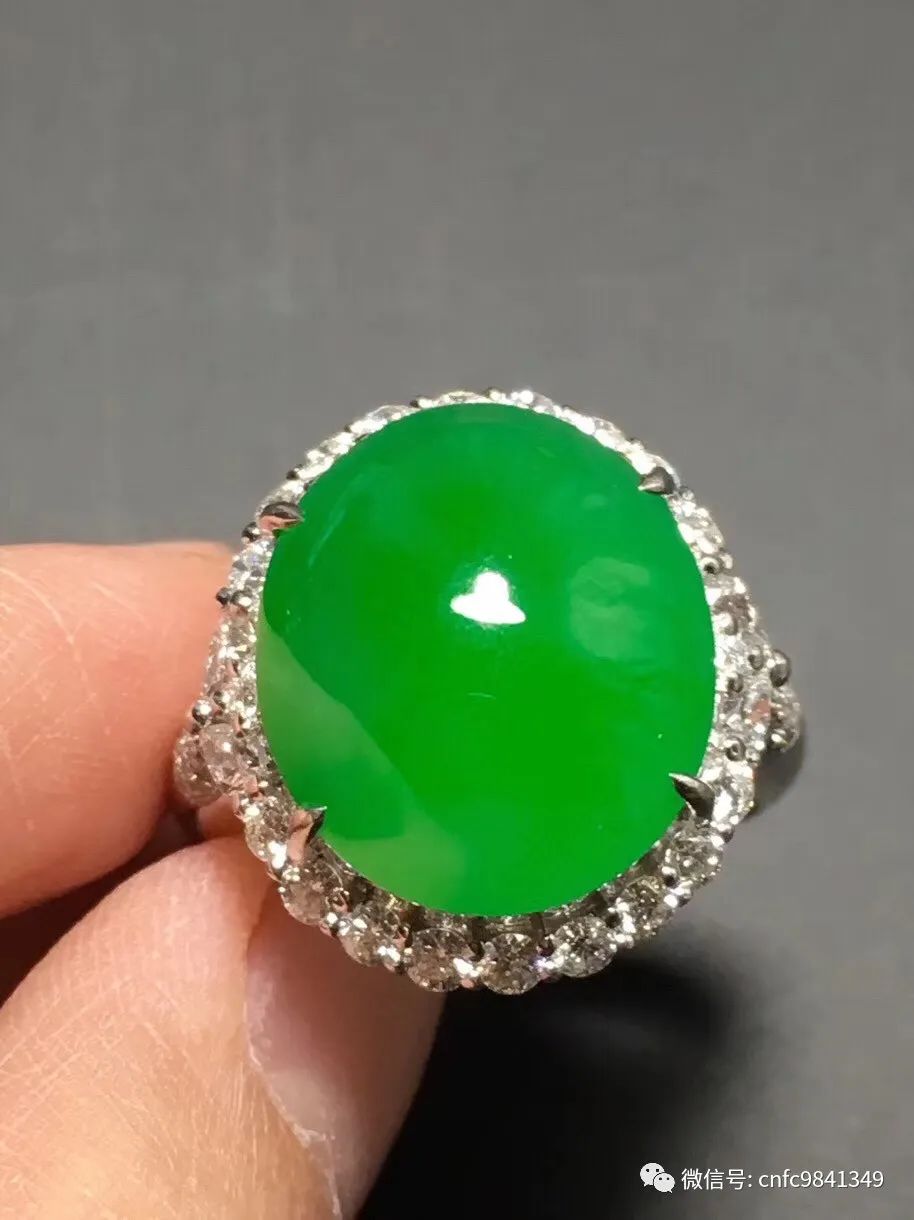 翡翠欣赏丨冰种正阳绿蛋面耳坠五位数