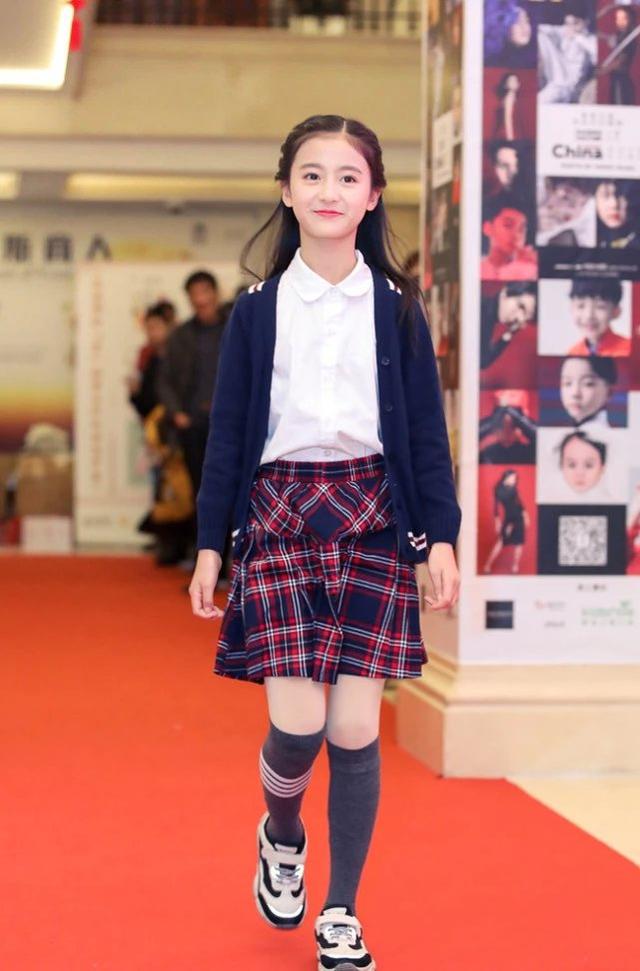 裴佳欣不愧是最美童星一袭红裙配花朵宛若小仙女