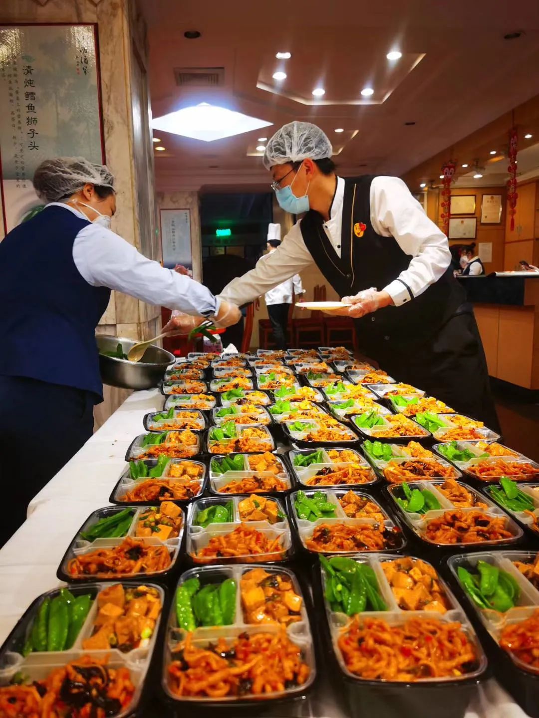 给周边居民免费配送点餐;也有的餐厅为一线防控人员配送餐食