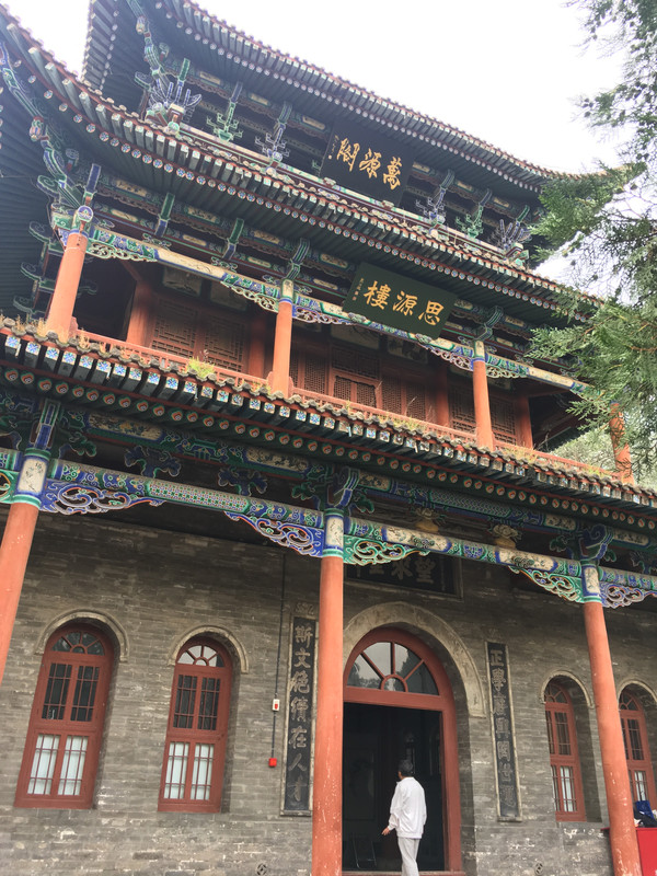 五泉山是兰州城最高的山山顶上有五眼泉水神了