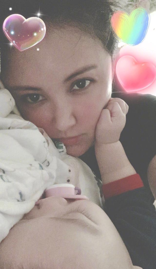 众所周知,张歆艺自从生了儿子后,便一心一意呆在家里奶孩子,坚定地