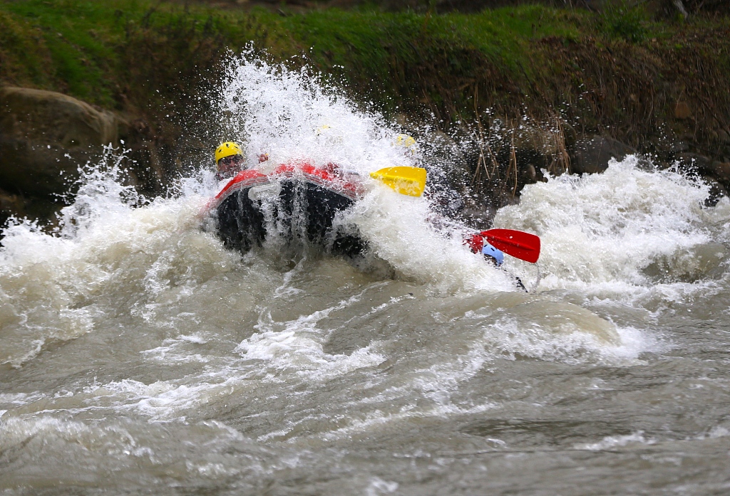 土耳其自然爱好者上演激流勇进0202场面惊险刺激