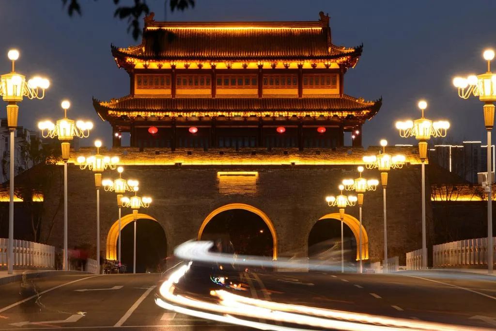 "四个一"之一个城,即滁城古城.图为滁州拱极门夜景.琅琊山散人/摄