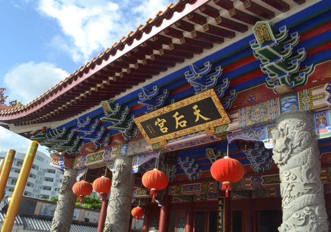 中国赛车名将华英雄之称华庆先女儿华婷婷挂帅带领的15名精英表演团队