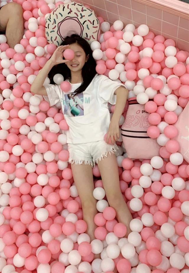 裴佳欣不愧是最美童星一袭红裙配花朵宛若小仙女