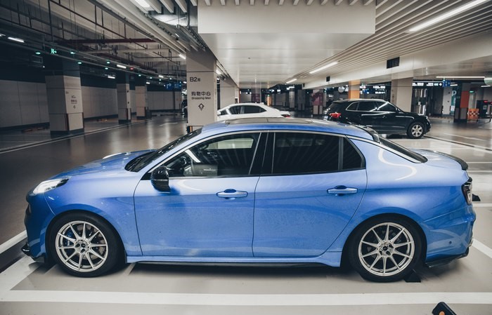 德阳少年蓝色领克03改后出街美图