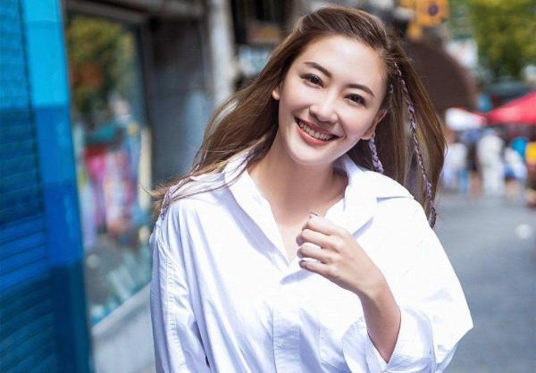 应采儿怀胎4月素颜照曝光!假期滑雪状态好,痛快喝啤酒引争议