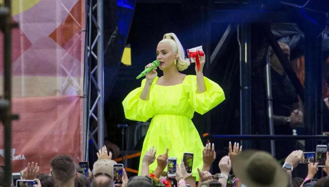 最强孕妈水果姐登台演出荧光裙配菠萝头网友终开花结果