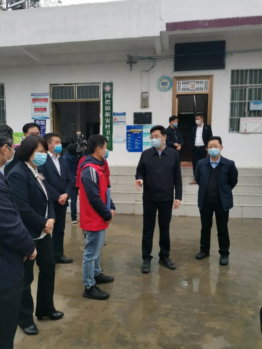 书记何辛幸到广西新华书店集团股份有限公司定点帮扶贫困村新安村调研