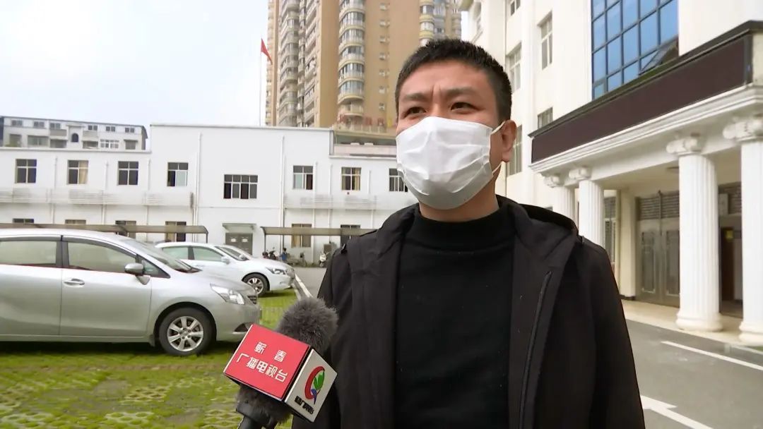 帮助别人快乐自己湖北蕲春彭思镇财政所负责人张智为困难户卖鸭蛋