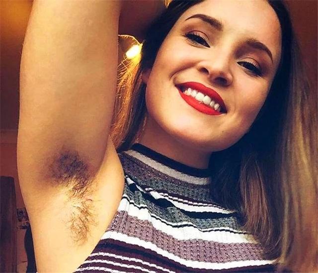 一群女人脱下外套露出腋毛?她们不再为别人眼中的美,而伤害自己