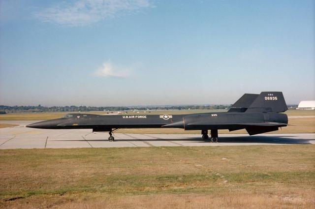 yf-12战斗机是美国空军根据a-12侦察机所发展的三马赫拦截机,也是美国