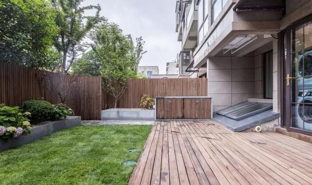 不羡慕别墅有大庭院,我家住一楼也有个小院子,搭玻璃棚晒晒太阳_设计