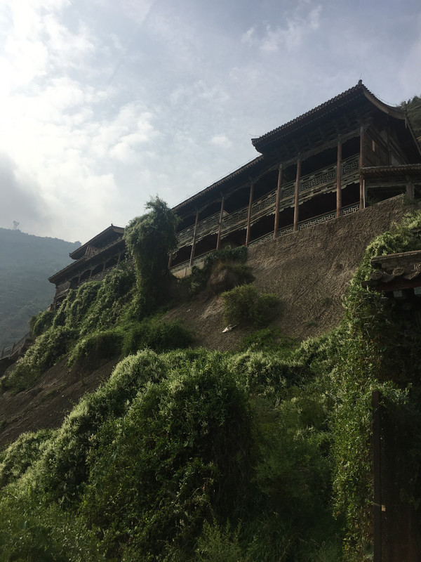 五泉山是兰州城最高的山山顶上有五眼泉水神了
