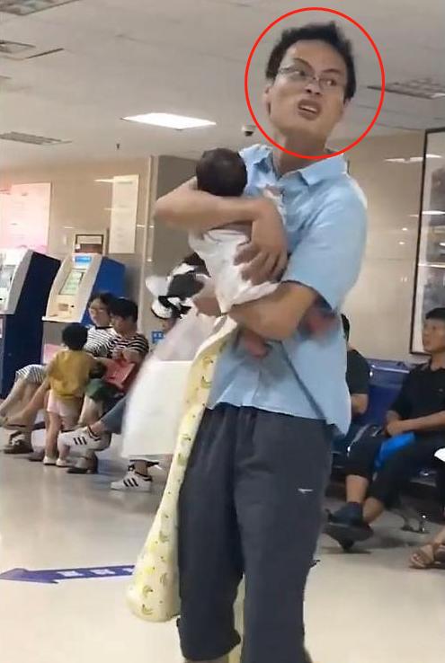 原创人贩子爸爸火了在医院抱娃慌张可疑路人差点报警了