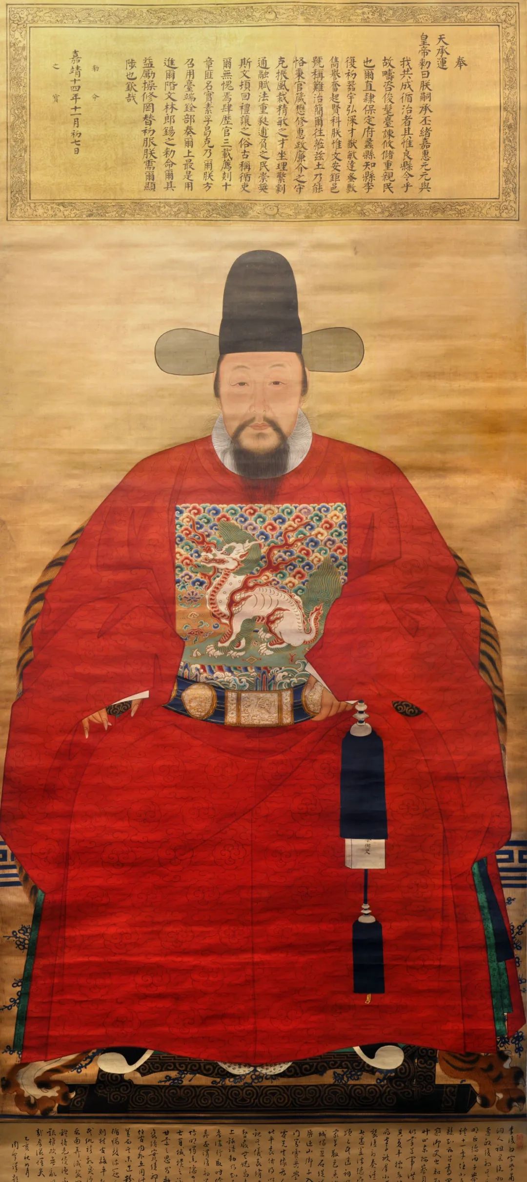 (皇室与官员补子形状区别)明清时期,官员官服上胸口背后的动物图案