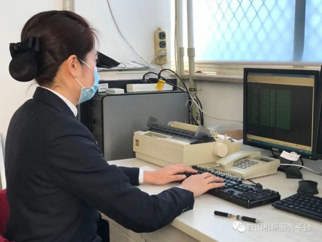 李文,33岁,值机配载员,在面对旅客的第一关口,她是一位不畏风险的女