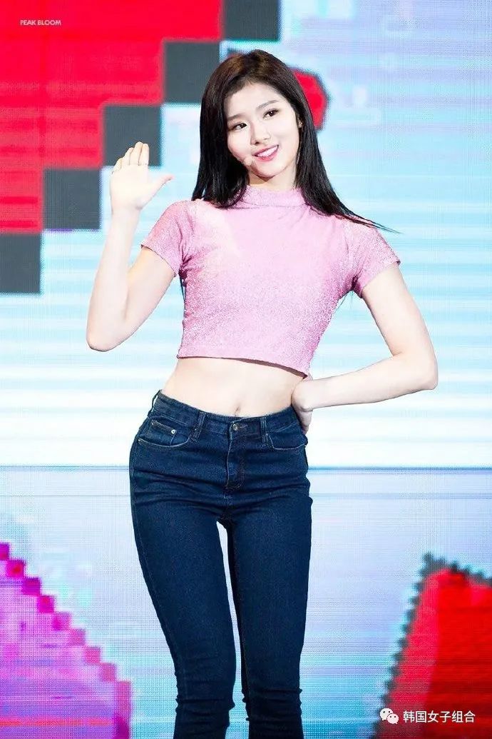纤细的身材,骨架小也很纤细,无论穿什么都合适,女爱豆类型.