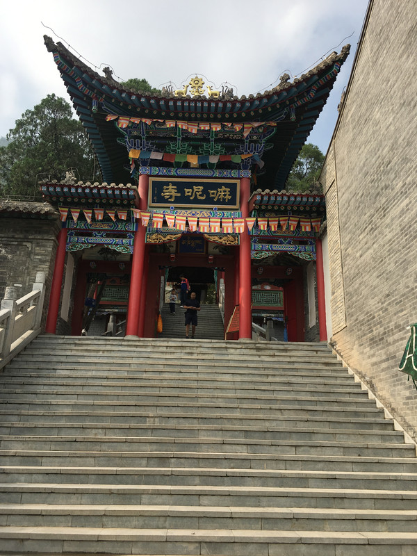 五泉山是兰州城最高的山山顶上有五眼泉水神了