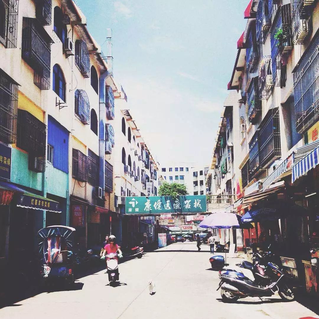 但有着骑着单车穿梭小巷的别样浪漫没有地铁飞机四通八达但陈旧古老的