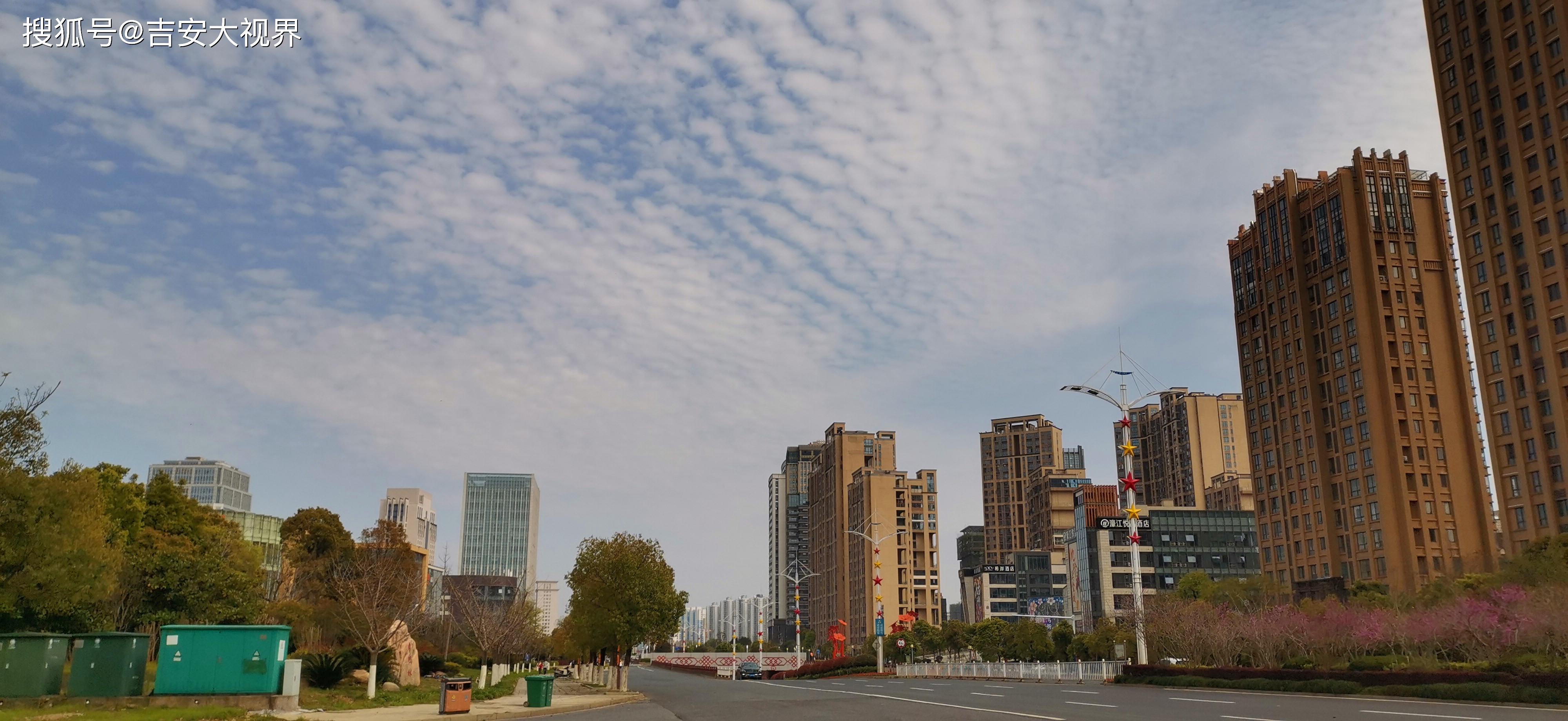 吉安视觉:壮观云彩扮靓城区天空