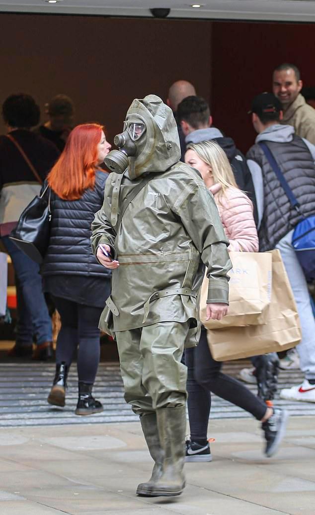 曼彻斯特市中心一名男子身穿防护服出行在新冠肺炎的蔓延下,英国