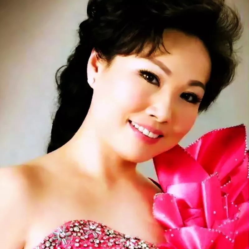 青年歌唱家张芝明▲《海峡的风》演唱者——青年歌唱家黄莉▲《唱