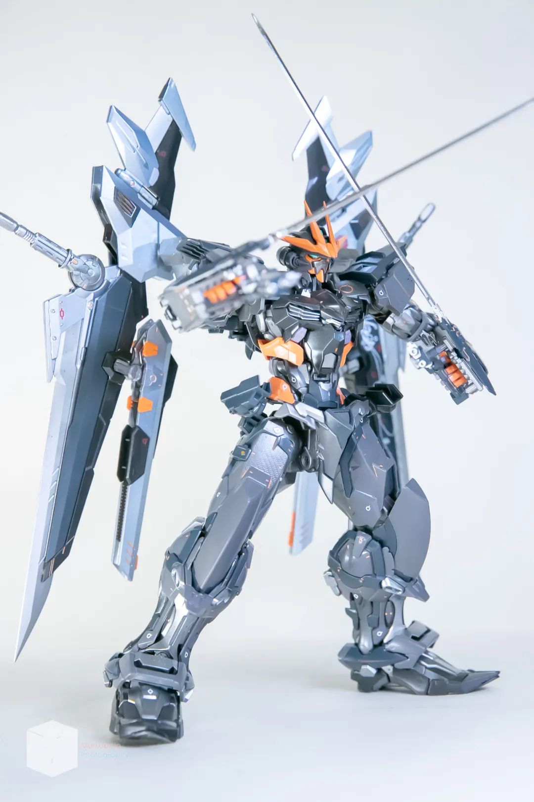 这个hirm黑异端采用了电镀金属色涂装和分色,因为漆黑异端的主色调是