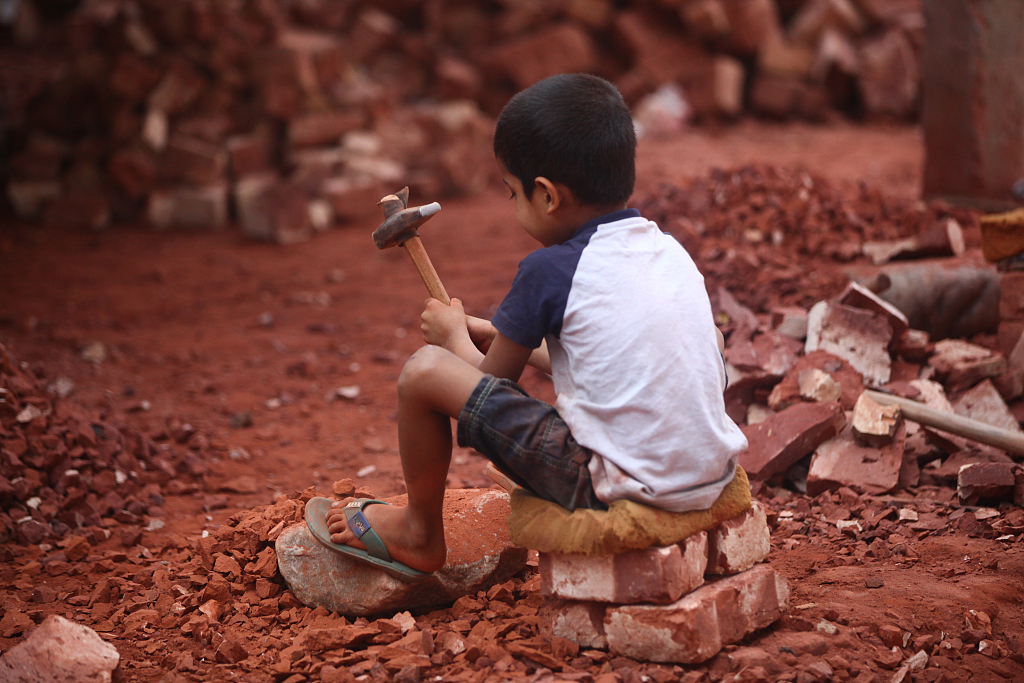 实拍孟加拉日常02儿童赤脚敲砖块劳作令人心疼