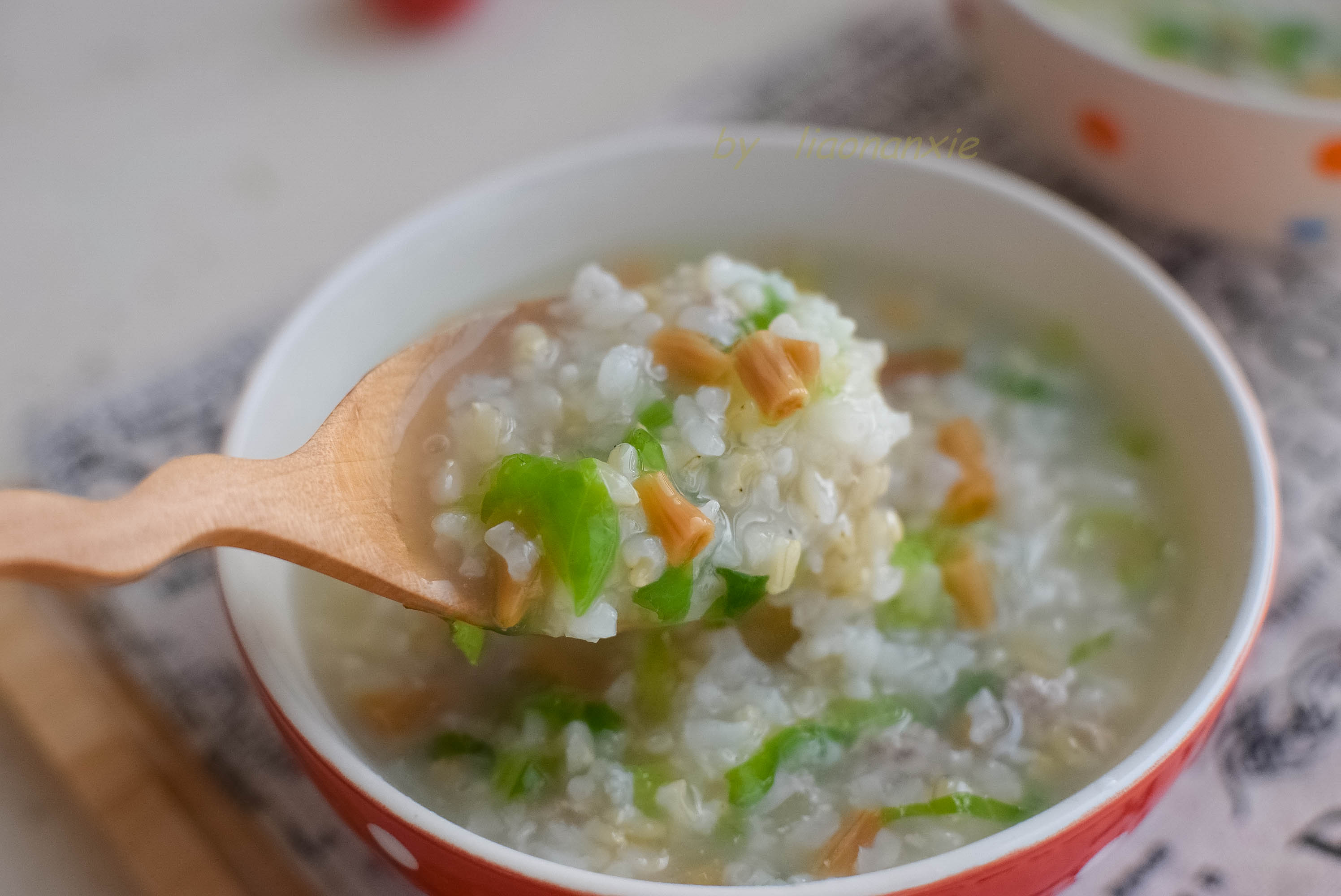 早餐一碗热粥温暖全家人的胃快速煮粥有技巧一泡二焖三搅拌