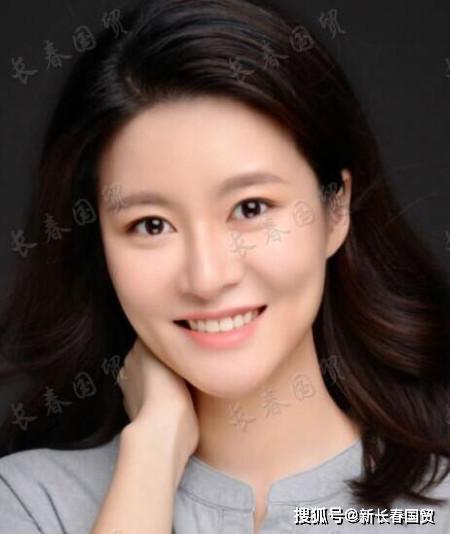 黄宏27岁女儿近照曝光端庄文静气质好如今是国家话剧院演员